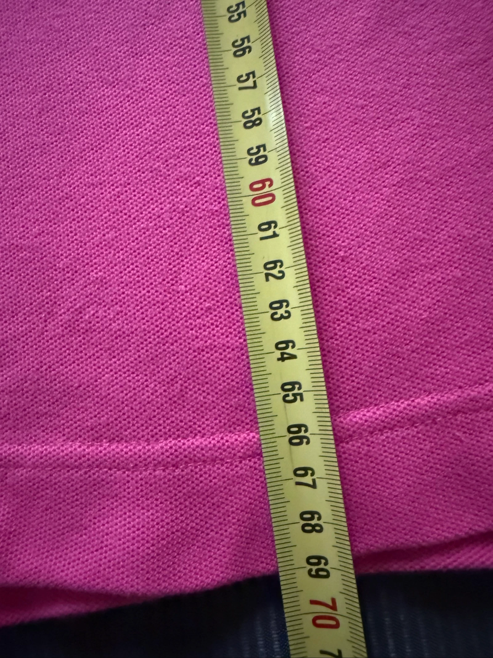 Tommy Hilfiger, polo para hombre talla L, excelente estado #tommy #tommyhilfiger Hola, estaba tomando las medidas :))) Hombros 49 Axilas 56 cm Longitud 69 cm Mangas 21 cm – photo 14